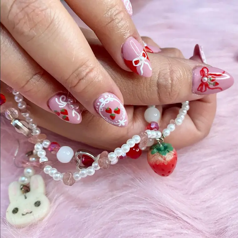 Set de uñas press on con diseño de fresas con crema